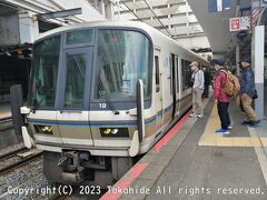 天王寺駅

天王寺南門前から南門筋(庚申街道)を下り国道25号を渡って左折、南西方面に向かい谷町筋(府道30号)に出て地下に潜ります。
JR京都線が遅延しましたが、何とか見直した予定通りの大和路快速に乗車出来ました。
乗車した車両は221系NA408編成のクハ221-19です。


庚申街道：https://ja.wikipedia.org/wiki/%E5%BA%9A%E7%94%B3%E8%A1%97%E9%81%93
国道25号：https://ja.wikipedia.org/wiki/%E5%9B%BD%E9%81%9325%E5%8F%B7
谷町筋：https://ja.wikipedia.org/wiki/%E8%B0%B7%E7%94%BA%E7%AD%8B
府道30号：https://ja.wikipedia.org/wiki/%E5%A4%A7%E9%98%AA%E5%BA%9C%E9%81%9330%E5%8F%B7%E5%A4%A7%E9%98%AA%E5%92%8C%E6%B3%89%E6%B3%89%E5%8D%97%E7%B7%9A
JR京都線：https://ja.wikipedia.org/wiki/JR%E4%BA%AC%E9%83%BD%E7%B7%9A
大和路快速：https://ja.wikipedia.org/wiki/%E5%A4%A7%E5%92%8C%E8%B7%AF%E5%BF%AB%E9%80%9F
221系：https://ja.wikipedia.org/wiki/JR%E8%A5%BF%E6%97%A5%E6%9C%AC221%E7%B3%BB%E9%9B%BB%E8%BB%8A
１・２次車：https://ja.wikipedia.org/wiki/JR%E8%A5%BF%E6%97%A5%E6%9C%AC221%E7%B3%BB%E9%9B%BB%E8%BB%8A#1%E3%83%BB2%E6%AC%A1%E8%BB%8A
NA408編成：https://raillab.jp/carset/8140
クハ221-19：https://raillab.jp/car/24712