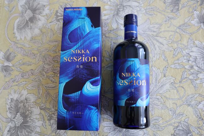 シングルモルトの余市が欲しかったが、ミニボトルしか売っておらず、こちらのセッションというウィスキーをお土産で購入<br />スコティッシュモルトとニッカのモルトをブレンドした商品<br /><br />フルーティーな香りもあって、甘い口当たりの美味しいウィスキーでした<br />箱とボトルのデザインもおしゃれですね<br /><br />