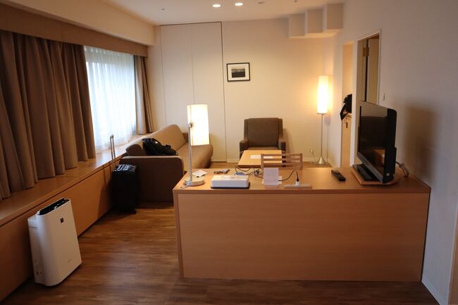 28㎡のこの部屋、ベットの向かいにこれだけのソファースペースもあり広々快適<br />窓から見える大通り公園の緑も気持ちよく、いい部屋でした<br /><br />それにしても昨日の小樽のホテルの30㎡という部屋、あれはどう考えてもおかしい！？