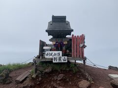 ５時間ほどかかって利尻山神社の祠がある山頂に着きました。部分的にでも景色が見れたので良かったです。北峰が1719mで200m南にある南峰が1721mと高いが南峰の登山道が危険度が高いために通行止めになっていて現在は北峰を山頂としているそう。