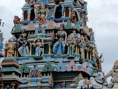 1883年に建てられた、ヒンドゥー寺院（スリ・マハ・マリアマン寺院）です。
カラフルな門塔に38体もの神々が彫刻されています。
