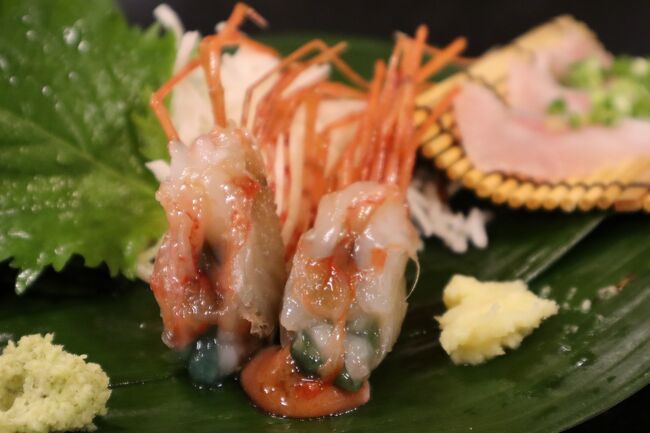 エビの頭はこうして食べると濃厚な味噌が味わえますと、ご店主が剥いてくれました<br />この時、頭の中の黒っぽい部分を取り除くのがミソ、なんておやじギャグも<br /><br />これは日本酒だな、ってことで