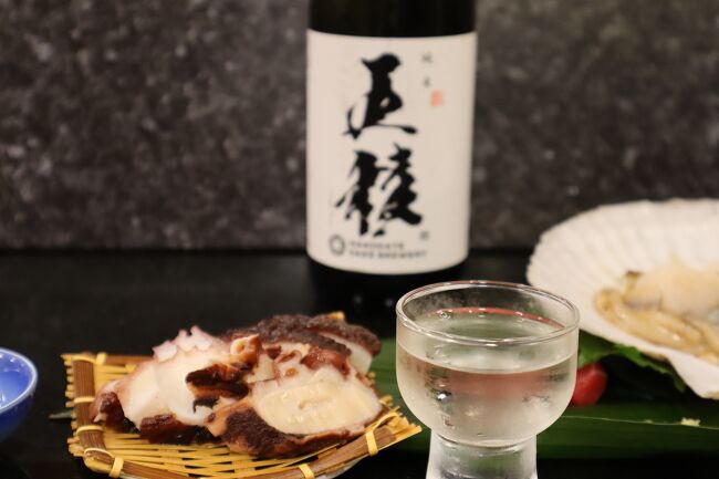 お酒は上川大雪酒造の五稜に<br />昨年7月の旭川、稚内旅行の際に訪れた上川町の上川大雪酒造が函館に展開した五稜の蔵で造られる五稜　　<br />函館では実に５５年ぶりに誕生した酒蔵<br />地元に根差した酒造りこだわっているというお酒です<br />上川の緑丘蔵で造られる神川も素晴らしいお酒ですが、こちらもまたしっかりした味わいのおいしいお酒でした