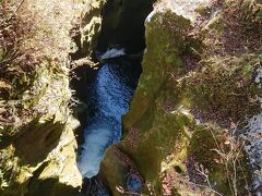 高千穂渓谷の河床に、所々に見える
円筒形の深い穴を「甌穴 (おうけつ)」とうそうです。

河床の岩盤のくぼみや割れ目の所に渦巻きを生じ、そのエネルギーによって穴が出来、さらにその穴に入った小石が渦巻きによって岩盤を削る為、こうした円筒形の穴が出来るとのこと。