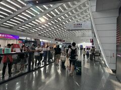 久々の台北桃園空港はこの時間イミグレの通過に30分ほど掛かりました。
指紋を取る国はそれなりに時間掛かりますね。