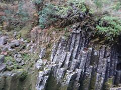 仙人の屏風岩。
高千穂峡一帯の柱状節理は、阿蘇山の噴火活動で流れ出した 溶岩が数万年かけて侵食されて生まれたものです。