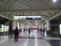 板橋は新北市政府（市役所）のお膝元なので、駅もかなり大きいです。列車が来るまで少し時間があるので、少し駅を散策してみます。