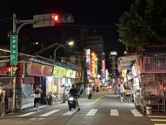 ホテルから歩いて10分掛らない所にある夜市、遼寧街夜市にやって来ました。
初めて来る夜市ですが、どんな感じなんだろ？
ってかなんかやってる所少なくない？
妙にもの寂しい感じです。
コロナの影響かな？まだ20時なのに。