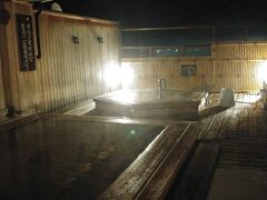 夜中の　03:00過ぎです
福島の飯坂温泉　湯乃家屋上の露天風呂です
温泉旅館にしては　珍しく
夜通し　お風呂に入れるらしいので
来てみました
暗いけど　いい感じです

昨日の雨も　止んだみたいです