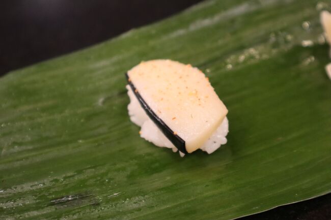 握りに移って、先ず提供されたのは、鯨<br />臭みはまったくなく、味わいはバターのよう