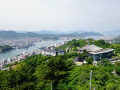 電車で来る場合は麓のロープウェイに乗って上を目指す人が多いと思うのですが、レンタカーで来ているので山の上の展望所近くの駐車場に車を停めて展望所からスタートします。