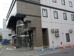 久しぶりです。前回はいつだったかなあ？
今日は一人なので、関係ないけど、このホテル駐車場が無料でしたが、いつからか？有料になってしまいました。
後ろにあるセブンイレブンで、夕飯を買ってから行きます。最近早く行っても入れてくれないので、１０分前に行きました。