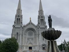 サンタンヌ・ド・ボープレ大聖堂に到着。
前回はケベックシティからさらに北に2~3時間ほど走った街(サグネ)で仕事をしていたので週末に横目で眺めた程度だったので、