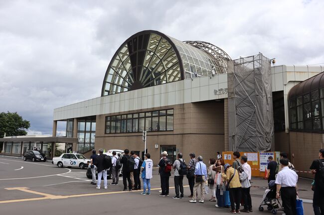最終日はエスコンフィールドでのんびり野球観戦<br /><br />先ずは札幌からJR北広島へ移動　<br />約15分強で到着<br /><br />駅前は、エスコンフィールドへ向かう人だらけ<br />バスは30分程の行列ができていたのでタクシーで移動　<br />それでもこの行列