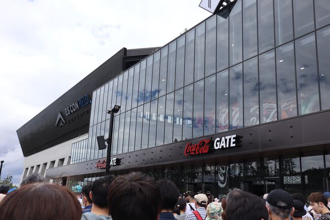 道路渋滞もあって1,000円程かかりましたが、実際の距離は2Km程度なので歩いても20分かからずにたどり着けます<br /><br />ただ、我々夫婦、今回は突然の雨に散々泣かされているので、この日は歩く選択肢なし<br /><br />球場ゲートは、入り口で手荷物検査を実施していてこの行列