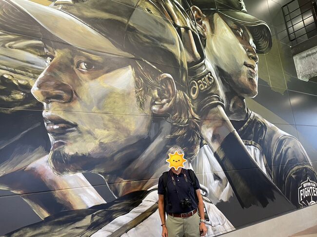 球場内にはダルビッシュ有と大谷翔平の巨大壁画もあって、この前で多くの人が写真撮影<br /><br />御多分に漏れずパチリ