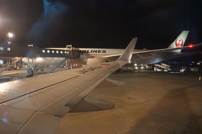 21時35分定刻にプッシュバック<br /><br />23時10分に羽田着の予定が、関東地方の雷雨の影響で10分程の遅れ<br />京急線で家に帰れたのは日付も変わって0時半頃<br />3日間たっぷり遊んだ北海道旅行はこれにて終了です<br /><br />最後までご覧いただきありがとうございました<br /><br /><br />