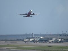 瀬長島の高台にある展望エリアにて那覇空港の飛行機離陸風景を見学。ズームで撮っているので飛行機が大きく見えるが、