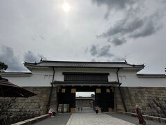 祇園を後にタクシーで世界遺産「二条城」へ
こちらは正門の「東大手門」
