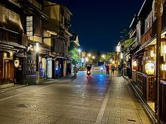 昼間は、物凄い人だけど、夜遅くなると人通りがめっきり減る花見小路。

この景色が京都らしくて大好き!