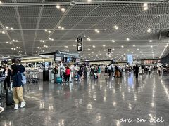 3年4か月ぶりの成田空港。
前回は閑散としていた出発フロアは、と～っても賑やかになっていました！