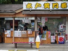 東門の外は少しにぎわっていました。この茶屋で友人がにごり酒を買ったら、なみなみと注いでくれて喜んでいました。