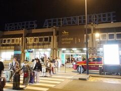 ナント・アトランティック空港に到着したのは夜遅く。

空港のサインも消灯しています。