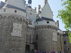 アンヌ像の前から、ブルターニュ公爵城を振り返ってみました。