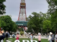 「大通公園」は、外国人観光客でいっぱい。　　韓国の団体が多いです。　皆団体で写真撮影をしているので、写真が撮れません。