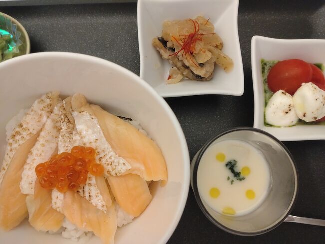 ANAスイートラウンジのシャワーも待ち時間なしなので、先にご飯を食べてからシャワーを浴びる事にしました。<br />初めて食べるサーモンイクラ丼。