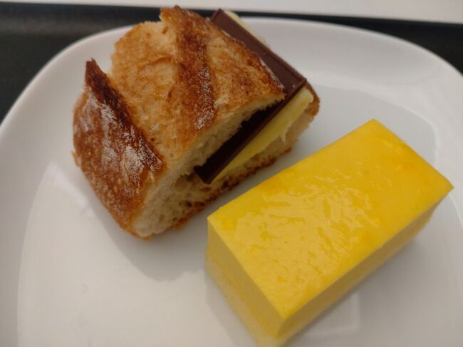 食後のスイーツです。<br />バケットショコラは美味しいけどカロリーが気になります。<br />もっとスイーツの種類を増やして欲しいです。