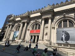 クライスラービルから歩いてグランドセントラル駅に向かい地下鉄で86th Streetへ。
やってきましたメトロポリタン美術館。
10時開館、チケットは事前にWebで購入30ドル。
オーディオガイドは部分的に日本語のバージョン、7ドルで、チケット売り場に並んで借ります。
出入りは自由ですが、オーディオガイドは建物の外に持ち出せません。