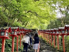 貴船口からタクシーで貴船神社に向かいました。

神社に続く石段は思ったよりきつかったです。
それでも京都市内34℃の気温が、ここでは28℃。まさに別世界です。