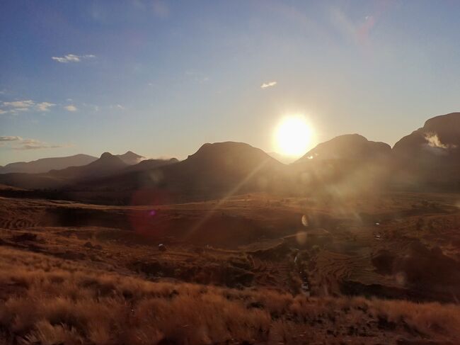 朝日が昇ります。