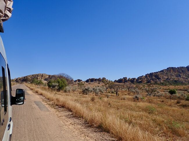 岩山の間を縫って行きます。
