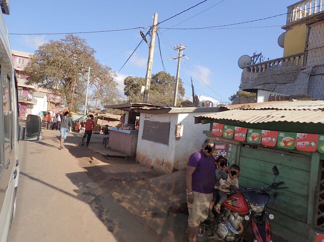 11:21<br />イラカカの町に到着。