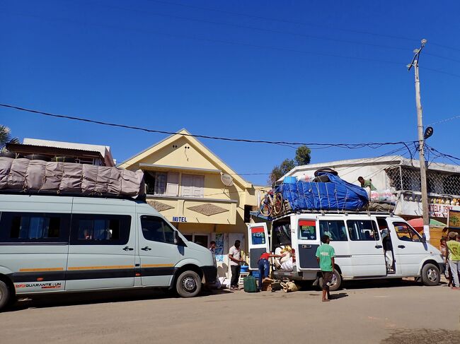 ここで、屋根の荷物を下ろすみたいです。