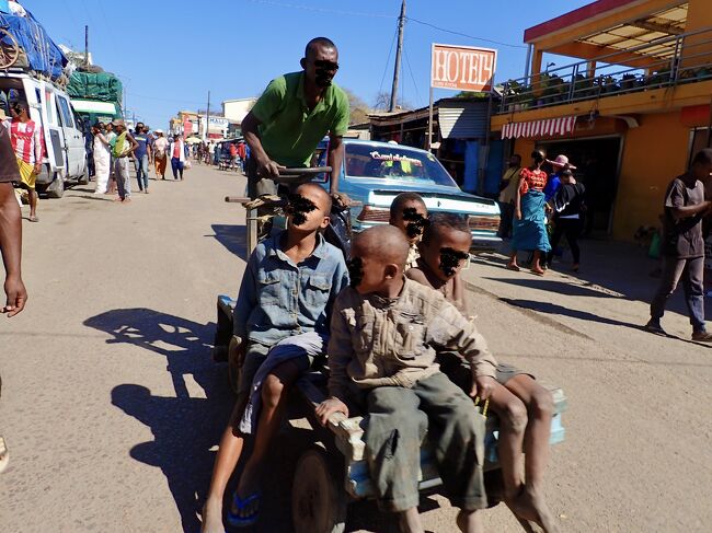 イラカカの町では、ハンドル付きの荷車が走っていました。