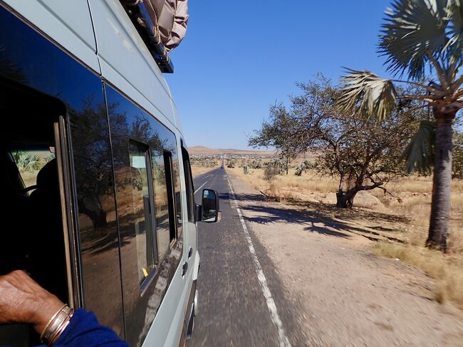 イラカカを出て、更に乾いた大地をバスは走ります。