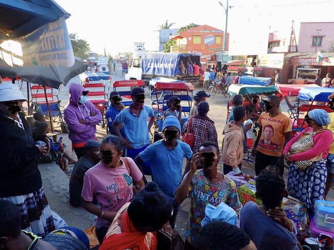 バスの外はサイクルリキシャの群れが待ち構えています。