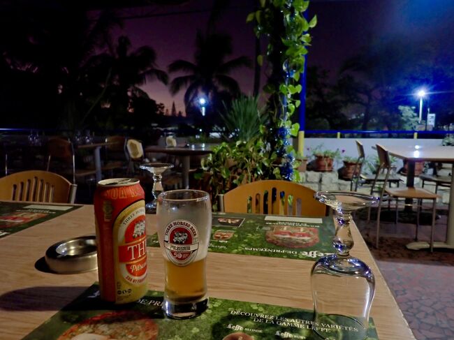 今日は疲れたので、ホテルのレストランで夕食を食べます。<br />ビールを飲んで一息つきます。