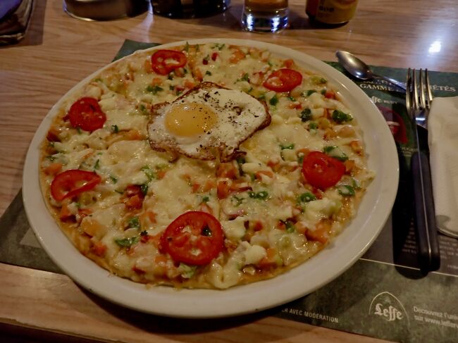 ビールにピザを頼んで、Ar.35k(1160円)。<br />ベジタブルピザに何故か目玉焼きが乗っていました。<br /><br />2023/7/18(火) の合計(アリアリ)<br />朝食                         2.5k<br />宿代1泊                     75k<br />夕食                          35k<br />チップ                        2k<br />飲食・雑貨                  3k               <br />計                       Ar117.5k<br />Ar.1kを33円として 3877.5円<br /><br />2019/11/27から旅を初めて1330目まで計 5,924,740円使用。<br />1日、4454円使っています。