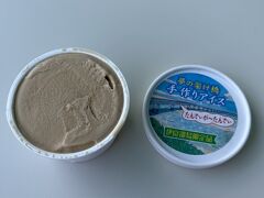 シモジスーパーで
伊良部島でしか買えない、黒糖の「手作りアイス380円」を購入しました。
黒糖がほんのり甘く、美味しかったです。