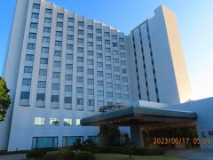 会社帰りにやってきたバブリーな温浴施設『東京湯楽城』
本日は宿泊込みで併設する『インターナショナルリゾートホテル湯楽城』へまずはチェックイン。