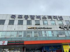 　以前、木浦駅からタクシーで高速バスターミナルへ移動したことがあるので、今回もタクシーで移動しました。路線バスも走っていたのでしょうが。
　タクシーで約5キロメートル乗って6,100ウォンでした。