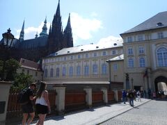 トラム22番に乗って行くと、坂道を登らずに、プラハ城の裏門的な場所に着ける。