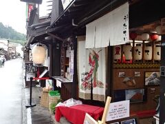 小腹が空いたので、飛騨牛コロッケや高山ラーメン、そして飛騨牛寿司を食べ歩いた
これは飛騨牛寿司のお店、飛騨牛 うたてい
お店の中は華やかな歌舞伎柄のインテリアで、外人さんが好きそうだ
そして狭いカウンターは外人さんで満席だったので、外のベンチでいただいた