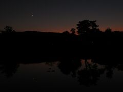 長岡天満宮の八条ヶ池越しに眺める夕景。