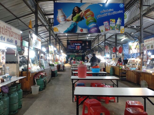 平日のみ営業しているパヤタイフードセンターに来ました。<br />お持ち帰りで購入している人が多く、店内で食べている人は少なかったです。