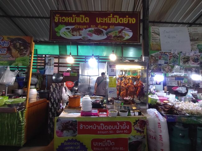 美味しそうな肉がぶら下がっているのを見て、このお店で食べる事に決定しました。